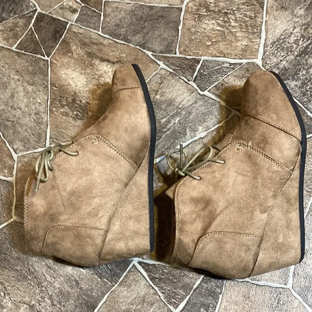 New Forever Womenβs Patricia Lace Up Faux Suede Ankle Wedge Booties Sz 8 - Picture 9 of 12
